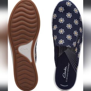 NWOB Clarks cloudsteppers Breeze Shore Mule 7 1/2, Navy/white floral